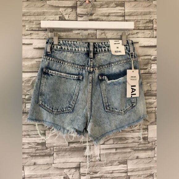 Redial || NWT Distressed Light Wash High Rise Denim Shorts SZ 4 - Picture 2 of 11